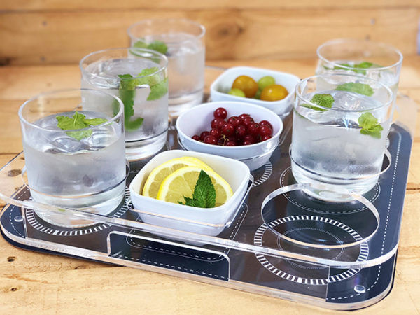Questo set è composto da un pratico vassoio con tre ciotole in melamina per l’aperitivo e fori per trasportare sei bicchieri.(4 pz)