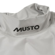 Musto Sunblock Dynamic LS Top: Se hai in programma attività intense ad alte temperature, la T-shirt a maniche lunghe con protezione solare Dynamic è il capo che fa per te.