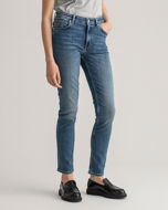 I jeans slim Farla sono il nostro capo da tutti i giorni per eccellenza e il giusto compromesso tra un modello skinny e uno a gamba dritta.