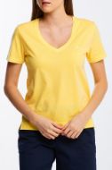 T-shirt Gant da donna con scollo a V e maniche corte. Taglio morbido, effetto colore appassito, logo tono su tono sul petto, spacchi laterali.