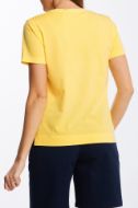 T-shirt Gant da donna con scollo a V e maniche corte. Taglio morbido, effetto colore appassito, logo tono su tono sul petto, spacchi laterali.