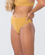 Lo slip brasiliana Surf High Waist è uno straordinario slip a vita alta alla brasiliana per donne sicure di se sulla spiaggia o a bordo piscina