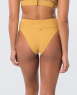 Lo slip brasiliana Surf High Waist è uno straordinario slip a vita alta alla brasiliana per donne sicure di se sulla spiaggia o a bordo piscina