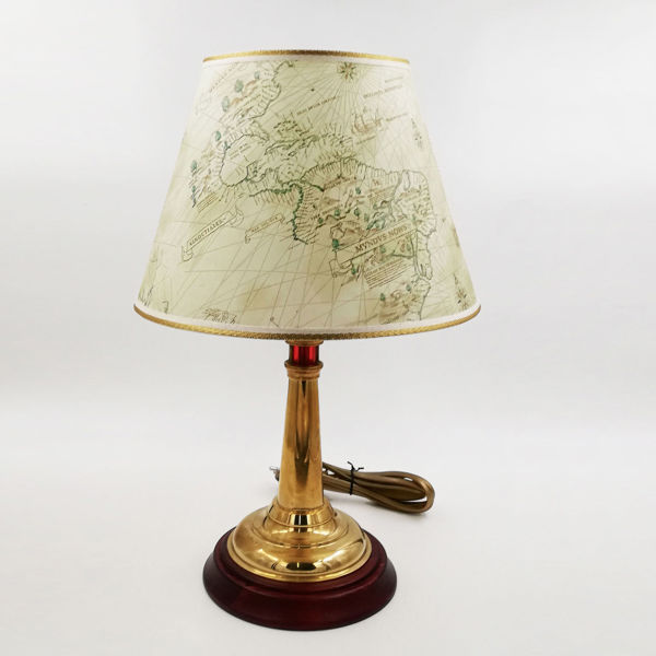 Lampada in ottone su base di legno, con paralume in pergamena stampata