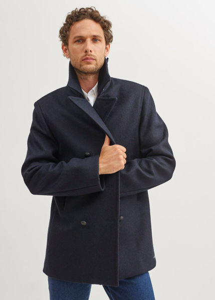 Galion è una vera giacca da Lupo di Mare, progettata per i marinai: doppiopetto, tasche verticali, collo sartoriale e lana.