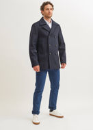 Galion è una vera giacca da Lupo di Mare, progettata per i marinai: doppiopetto, tasche verticali, collo sartoriale e lana.