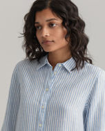 Camicia Gant donna in chambray di lino lavato leggero, un tessuto naturalmente leggero e traspirante. 