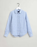 Camicia Gant donna in chambray di lino lavato leggero, un tessuto naturalmente leggero e traspirante.