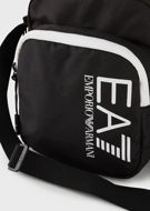 Tracolla Armani : Un modello versatile, dotato di un ampio scomparto e una seconda tasca esterna con zip.