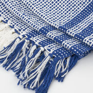 Bellissimo plaid Batela  in cotone nei toni del bianco e del blu. Qualità e calore per la tua casa. D7345