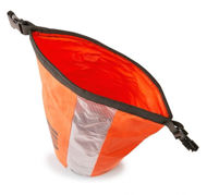 Questa sacca da 5 litri offre una soluzione compatta per garantire che la tua attrezzatura e gli oggetti di valore siano al sicuro mentre sei in acqua.