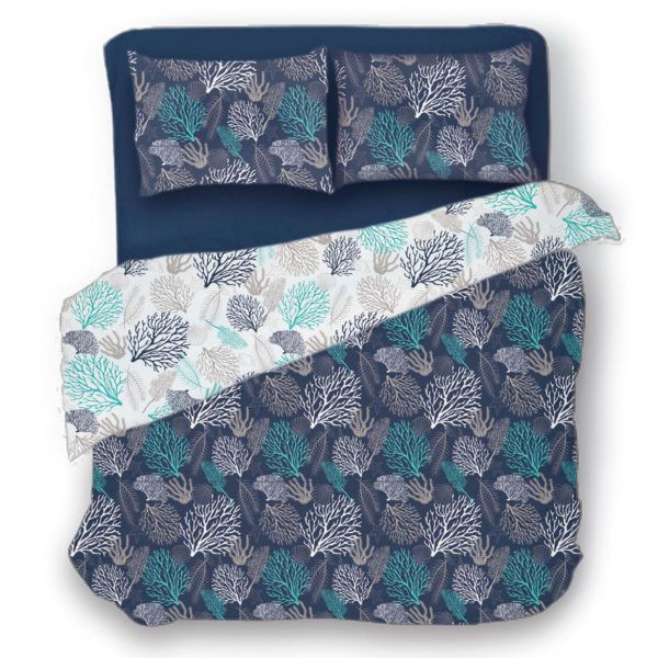 Copripiumino reversibile in blu navy e bianco. La biancheria da letto della collezione Ibiza è disegnata con coralli in varie tonalità, è fresca ed elegante e ti permette di goderti due design in uno.