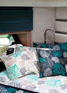 Copripiumino reversibile in blu navy e bianco. La biancheria da letto della collezione Ibiza è disegnata con coralli in varie tonalità, è fresca ed elegante e ti permette di goderti due design in uno.