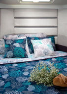 Copripiumino reversibile in blu navy e bianco. La biancheria da letto della collezione Ibiza è disegnata con coralli in varie tonalità, è fresca ed elegante e ti permette di goderti due design in uno.