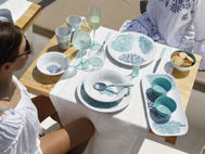 Piatto fondo in melamina della Collezione Harmony Mare Blue, con coralli in diversi blu.