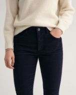 I jeans slim Farla sono il nostro capo da tutti i giorni per eccellenza e il giusto compromesso tra un modello skinny e uno a gamba dritta.
