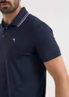 Asparago è una polo da uomo a maniche corte progettata per garantire elevate prestazioni durante l’attività.